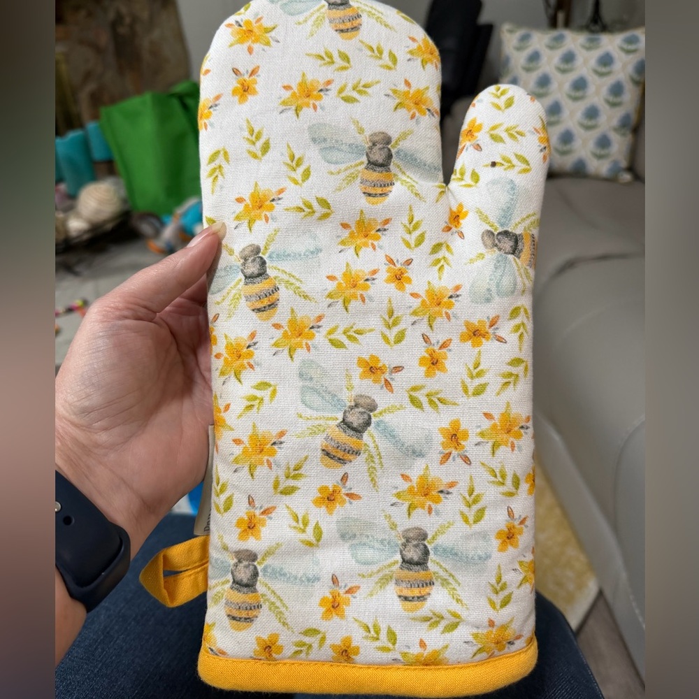 Primitives by Kathy Yellow Bee Floral Oven Mitt New Without Tags